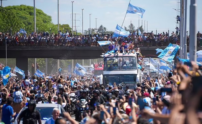 Lionel Messi và các cầu thủ Argentina đã mang về chức vô địch World Cup đầu tiên cho quốc gia kể từ năm 1986 và khiến hàng triệu người ở Argentina tổ chức tiệc tùng.