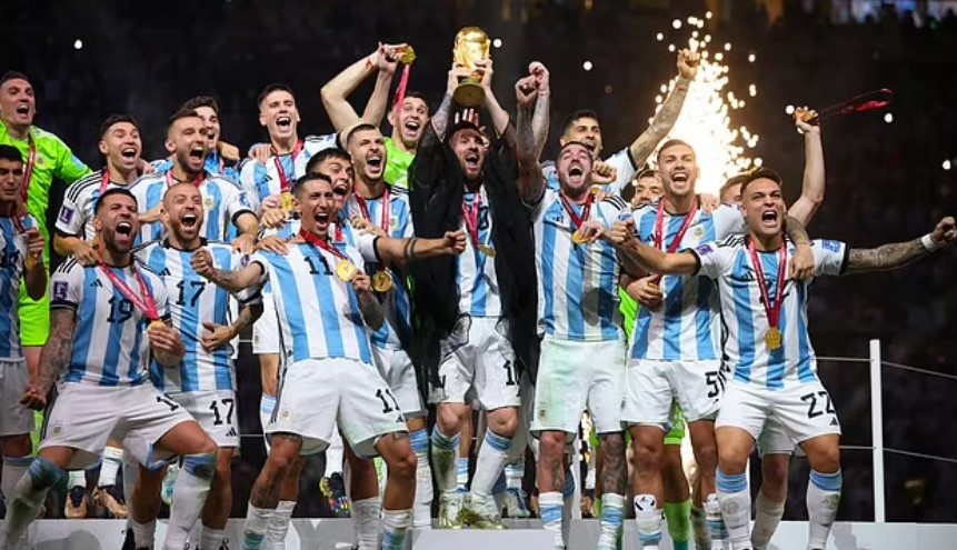 Đội tuyển quốc gia và chiếc cúp vô địch World Cup mà họ nâng cao lần thứ ba vào Chủ nhật, Argentina đã dẫn trước hai lần nhờ các bàn thắng của Messi và Angel Di Maria nhưng khi chỉ còn vài phút trong hiệp phụ, Pháp đã được hưởng một quả phạt đền - quả phạt đền mà Kylian Mbappe đã thực hiện một cách hợp lệ để đưa trận chung kết vào loạt luân lưu, nơi mà bàn thắng xuất sắc của Emiliano Martinez đã giúp người Argentina giành chiến thắng vào Chủ nhật.đã hạ cánh trở lại Argentina sau chuyến bay kéo dài khoảng 21 giờ vào khoảng 2h20 sáng thứ Ba theo giờ địa phương.  