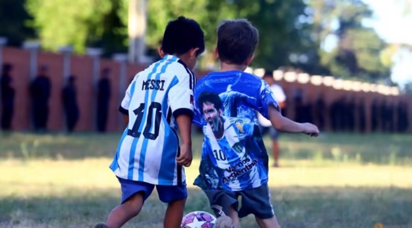 Người hâm mộ ở Buenos Aires ăn mừng sau khi vô địch World Cup - Buenos Aires, Argentina - Ngày 19 tháng 12 năm 2022 Người hâm mộ mặc áo đấu của Lionel Messi chơi bóng đá bên ngoài trụ sở Hiệp hội bóng đá Argentina 