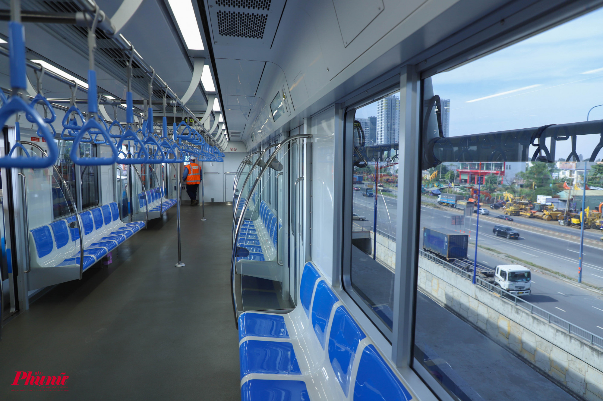Không gian bên trong tàu thoáng mát, có thể chở 930 khách, trong đó 147 khách ngồi và 783 khách đứng.