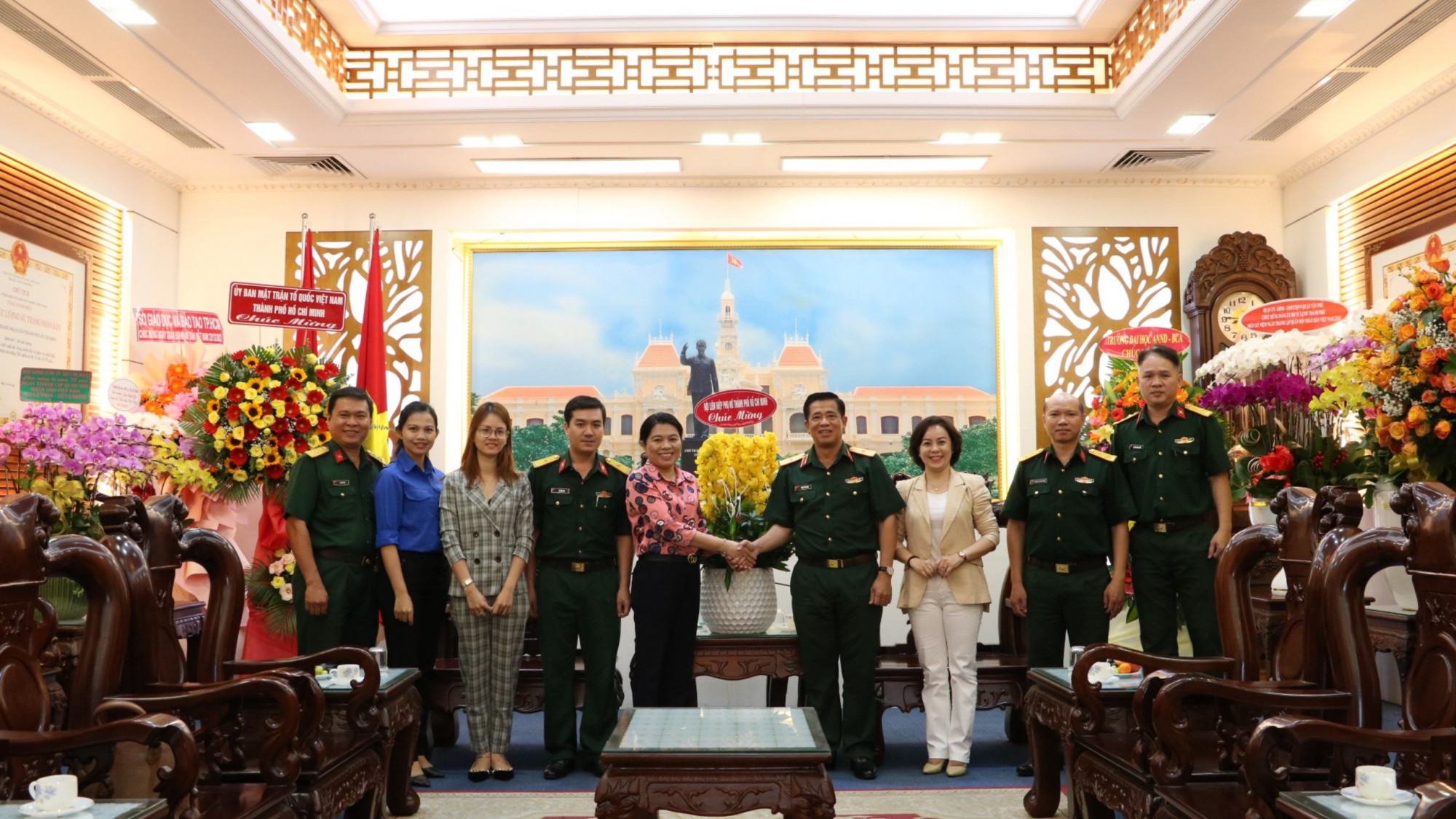 Tặng hoa chúc mừng ngày thành lập Quân đội Nhân dân Việt Nam tại Bộ Tư lệnh