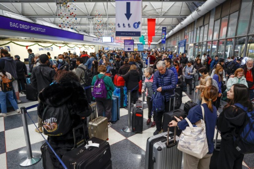 Các hành khách vật vã tại sân bay khi hàng loạt chuyến bay bị hủy ở Mỹ.