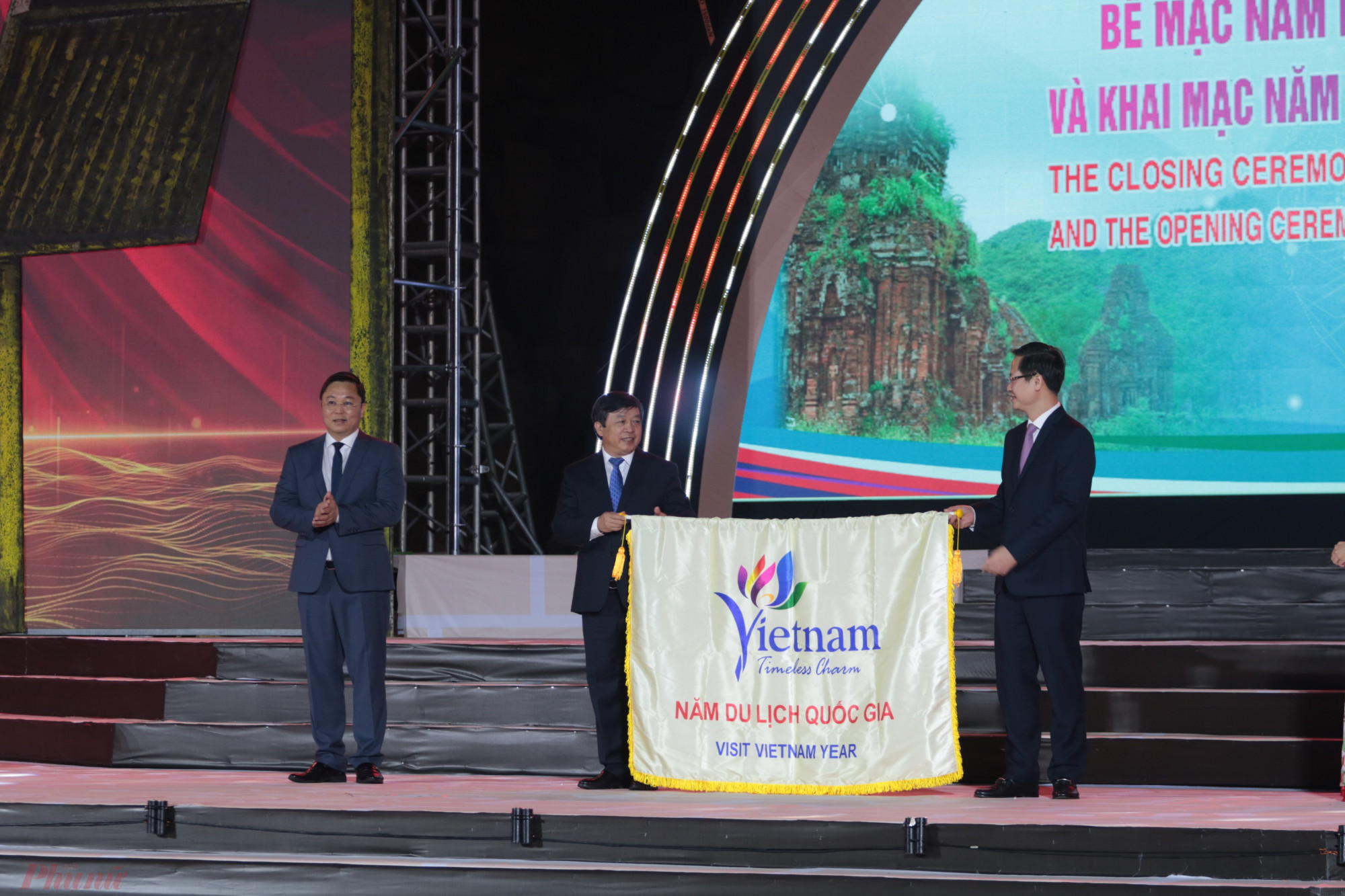 Lãnh đạo tỉnh Quảng Nam trao cờ luân phiên cho lãnh đạo tỉnh Bình Thuận