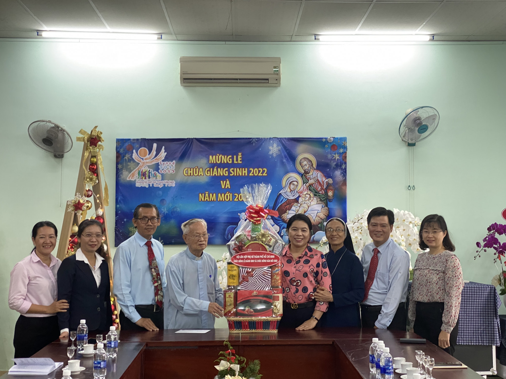Bà Nguyễn Trần Phượng Trân tặng quà chúc mừng cho Ủy ban Đoàn kết Tôn giáo