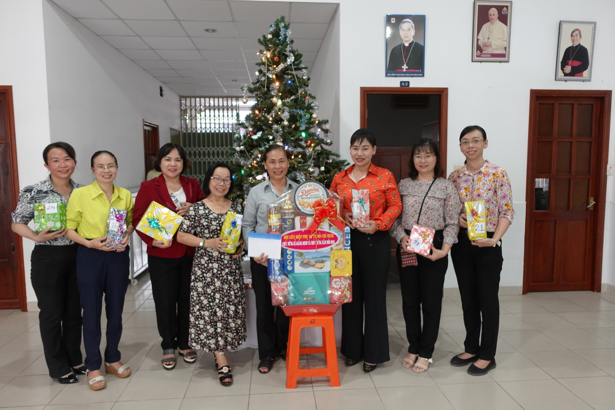 Bà Trần Thị Phương Hoa - PCT Hội LHPN TP.HCM thăm và chúc mừng Tu hội Bác Ái Cao Thái