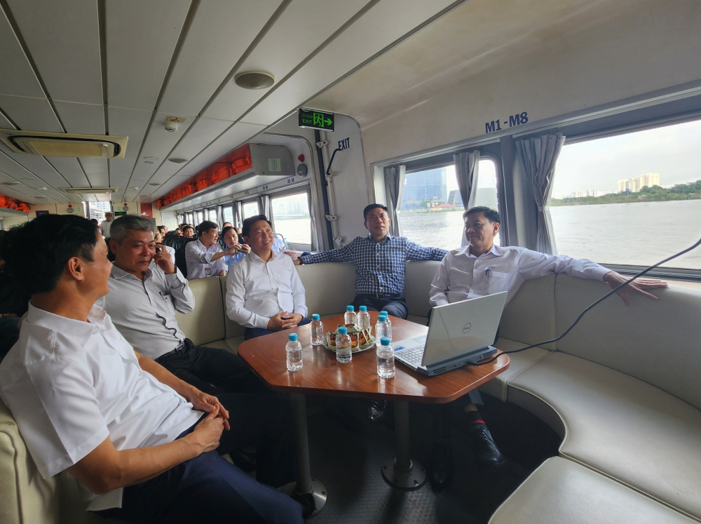 Các đại biểu trải nghiệm tuyến bus đường sông trên sông Sài Gòn.