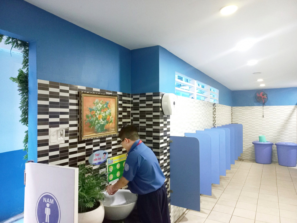 Nhà vệ sinh Trường tiểu học Hòa Bình (quận 1) luôn được giữ sạch đẹp - Ảnh: P.T.