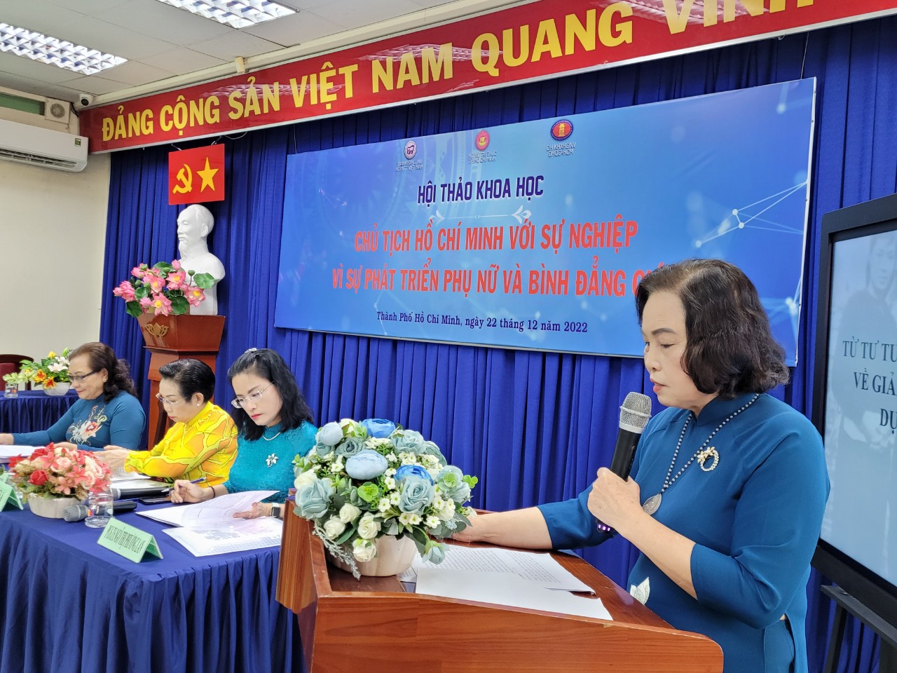 Giáo sư tiến sĩ Lê Thị Hợp - Chủ tịch Hội Nữ tri thức Việt Nam - phát biểu khai mạc hội thảo
