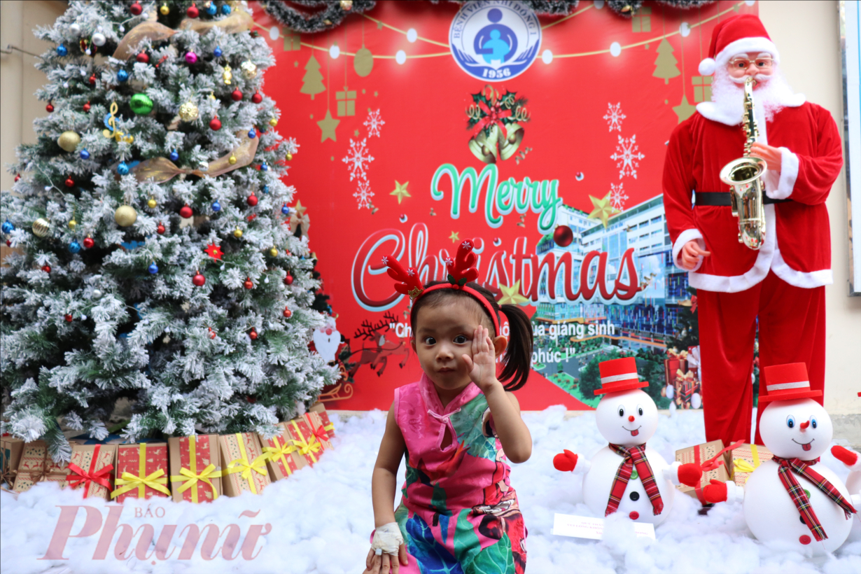 Sáng nay (22/12), Bệnh viện Nhi Đồng 1 TPHCM đã tổ chức giáng sinh cho hàng trăm trẻ em đang điều trị. Trước phòng Công tác xã hội, một sân khấu nhỏ cùng ông già Noel, người tuyết,... thu hút rất nhiều bạn nhỏ