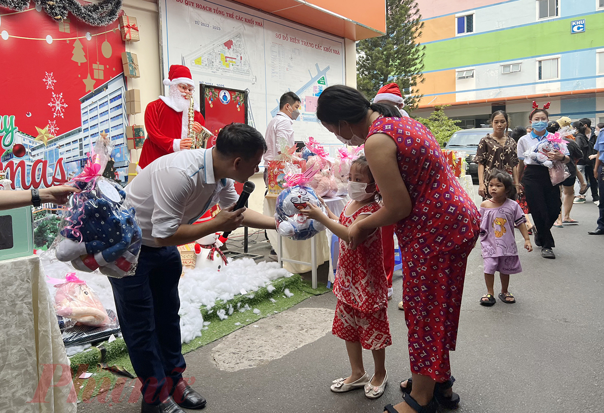 Đẻ không khí vui tươi, gần gũi, anh Chu Huy Thành, phòng Công tác xã hội, Bệnh viện Nhi Đồng 1 liên tục giao lưu, trò chuyện cùng các bé