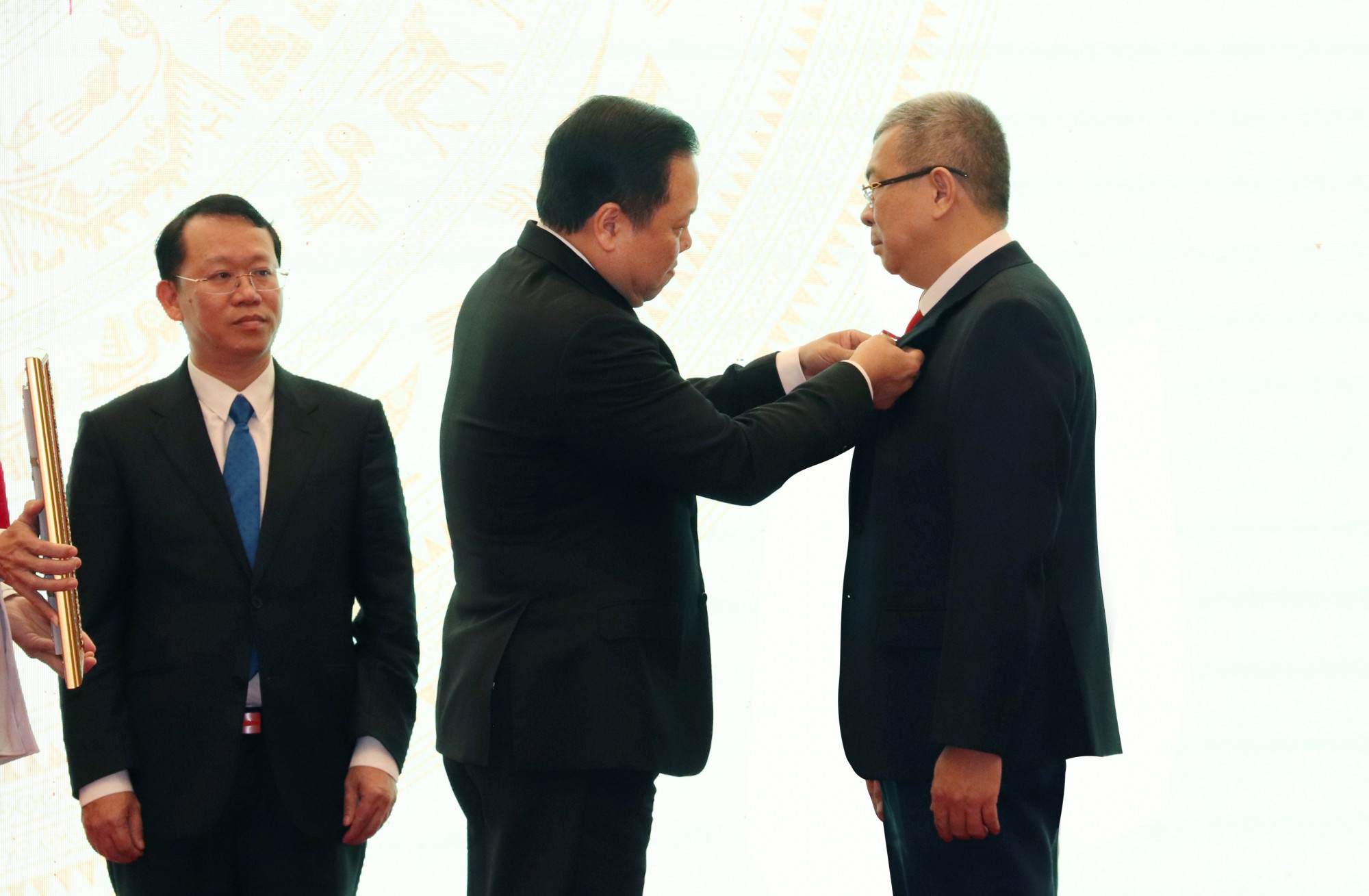 Tổng giám đốc EVNHCMC Nguyễn Văn Thanh (bên phải) nhận Huân chương lao động hạng Nhất - Ảnh: Hồng Hoa