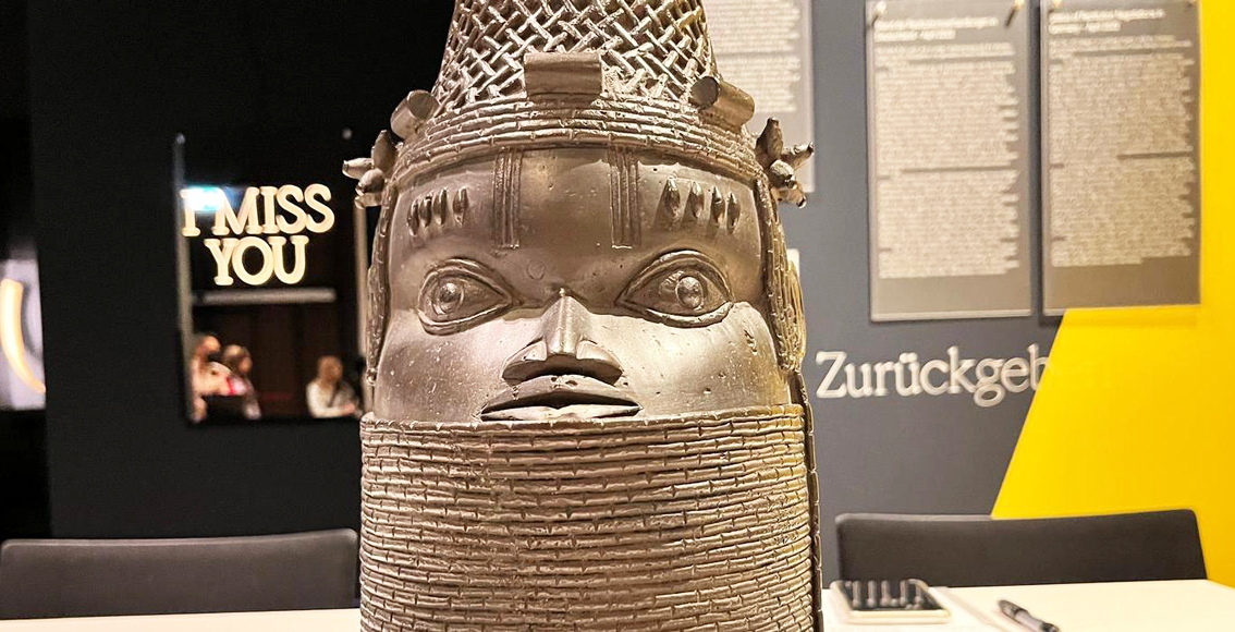Một bức tượng đồng Benin được lưu giữ tại một bảo tàng ở TP Cologne, Đức. Ước tính 90% tác phẩm nghệ thuật  bị đánh cắp của châu Phi đang nằm tại châu Âu - ẢNH: DW