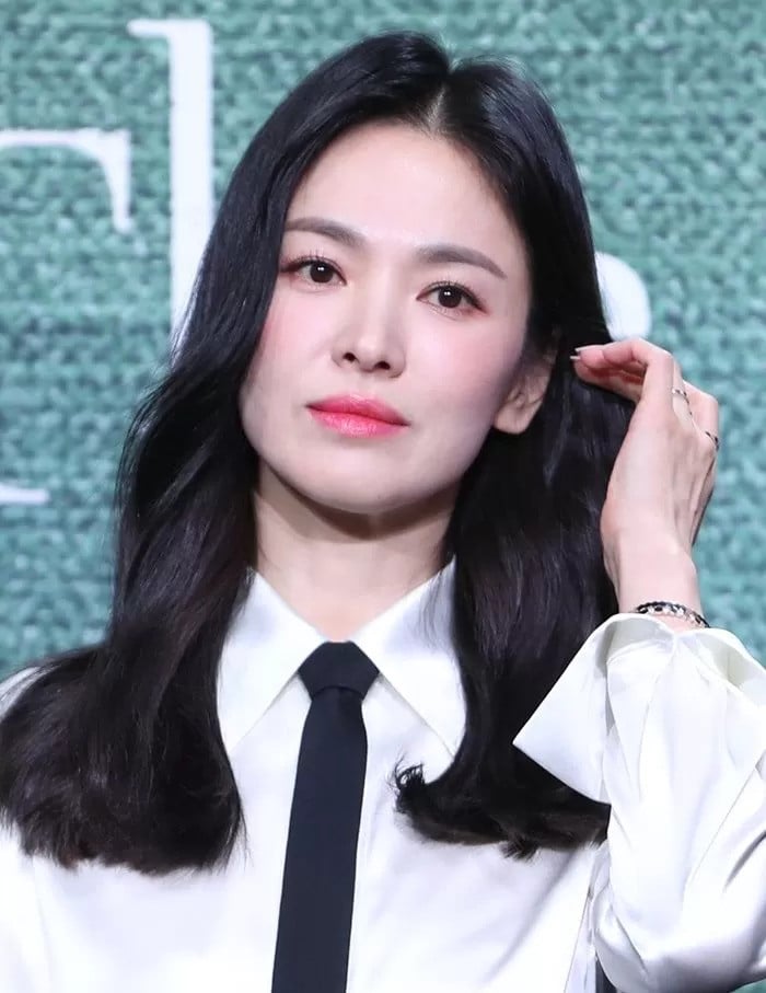Song Hye Kyo để lộ dấu hiệu tuổi tác qua các bức ảnh cận mặt.