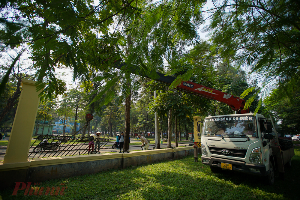 Sáng 22/12, Công ty TNHH một thành viên Công viên Thống Nhất bắt đầu thực hiện hạ thấp hàng rào công viên Thống Nhất, tạo không gian mở với khu vực đường Trần Nhân Tông, qua đó kết nối với không gian đi bộ quanh hồ Thiền Quang (quận Hai Bà Trưng, TP Hà Nội) sắp được khai trương.