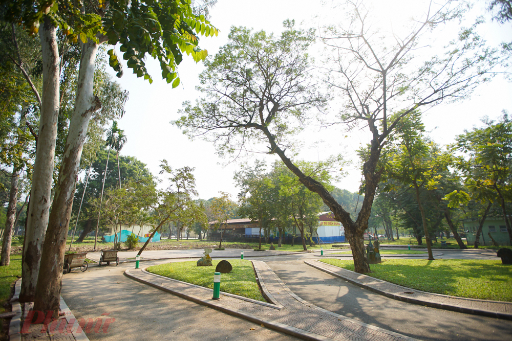 Chị Lương Thị Linh (Khâm Thiên, Hà Nội) cho biết: 'Tôi thường tới công viên Thống Nhất tập thể dục buổi sáng. Việc tháo dỡ rào phần vỉa hè phía trước công viên sẽ rộng rãi, thoáng hơn, người dân được ra vào công viên thoải mái hơn'.