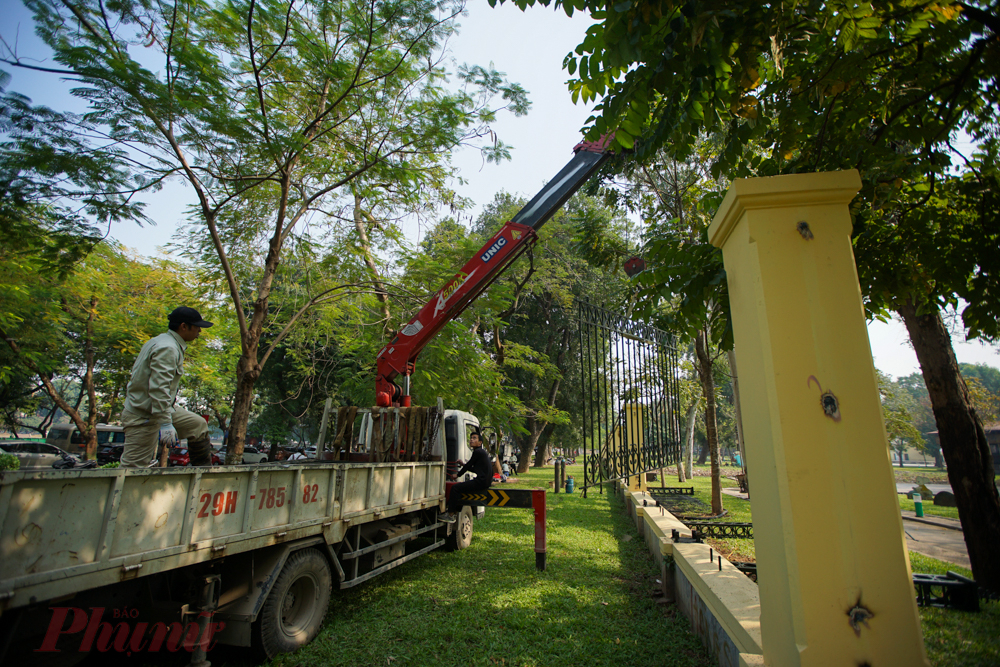 Bắt đầu từ sáng ngày 22/12, các công nhân đã thực hiện công việc hạ thấp, tháo dỡ rào chắn xung quanh công viên Thống Nhất.