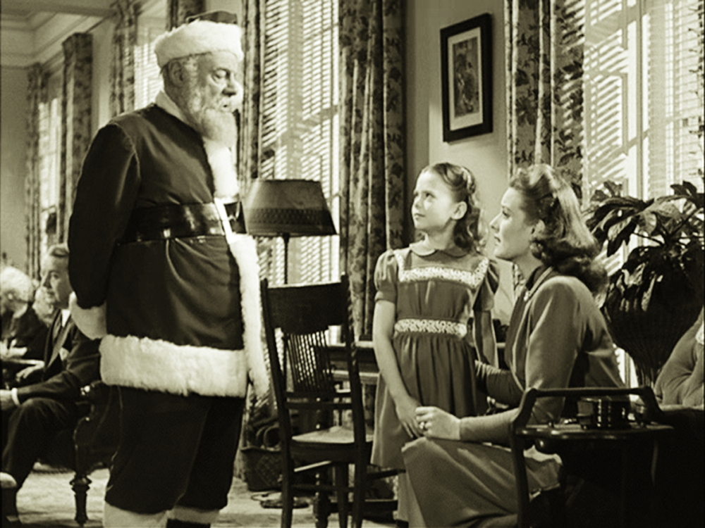 Kris Kringle đang trò chuyện với 2 mẹ con Doris và Susan về ông già Noel