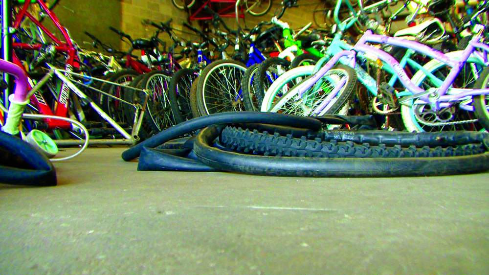 Những chiếc xe đạp cũ được hồi sinh để đến với những người cần chúng - ẢNH: WCTV