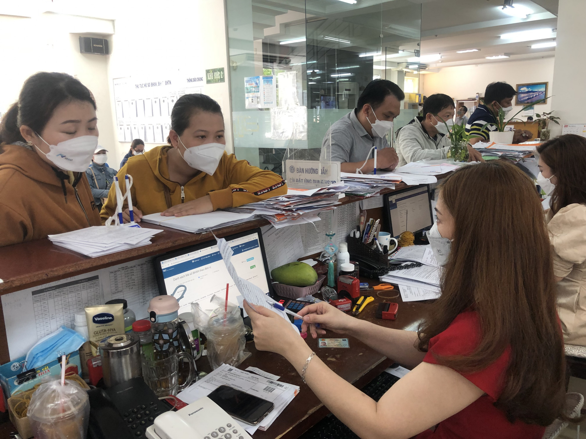 Bảo hiểm xã hội (BHXH) Việt Nam yêu cầu BHXH các tỉnh tập trung giải quyết, thanh toán đầy đủ quyền lợi người tham gia và thụ hưởng BHXH… Ảnh minh hoạ