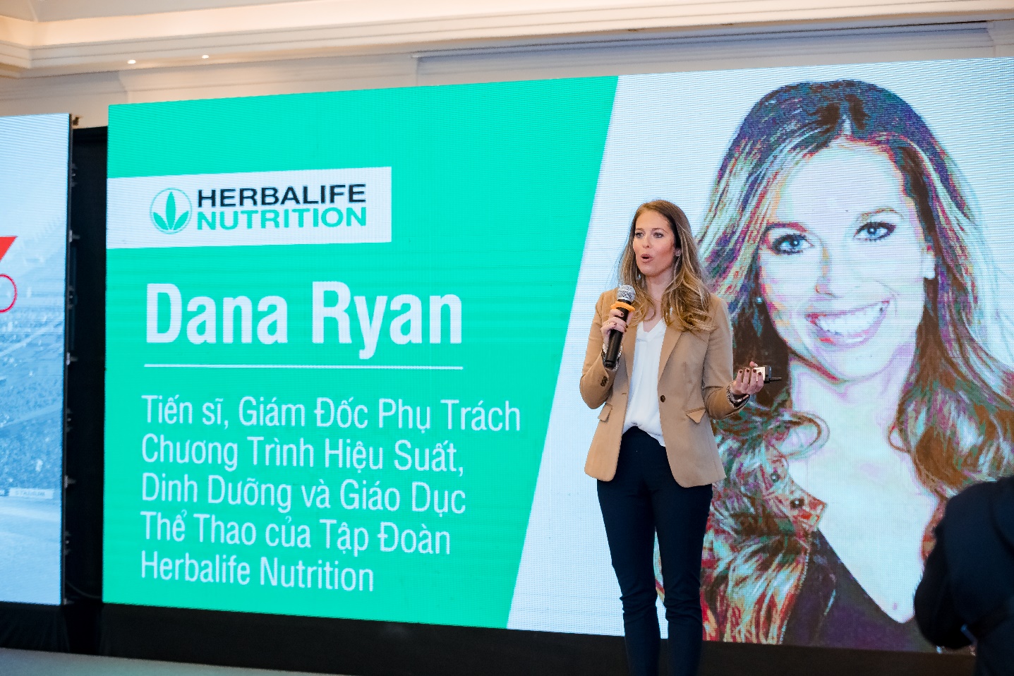 Tiến sĩ Dana Ryan - Giám đốc phụ trách chương trình về hiệu suất và giáo dục thể thao của Herbalife Nutrition chia sẻ tại hội thảo “Dinh dưỡng nâng cao - Thành tích thể thao”