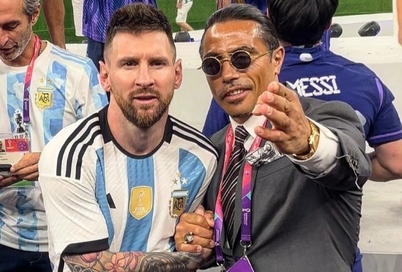 Nusret Gokce chụp hình cùng với Messi cùng cầu thủ này tỏ ra khó chịu