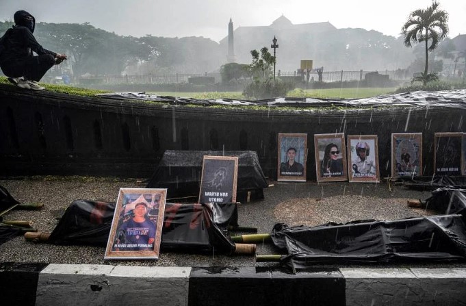 Hình ảnh các nạn nhân được tưởng nhớ ngoài sân vận động
