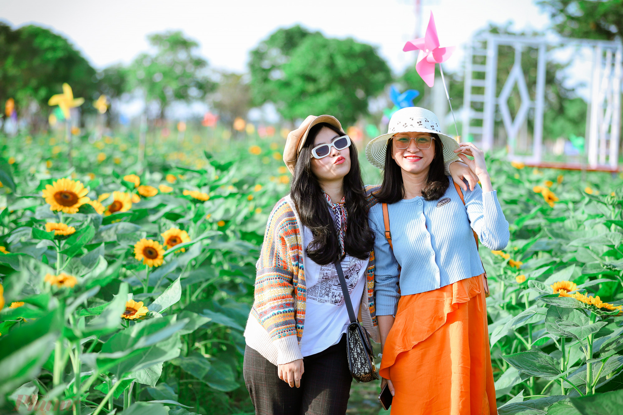Hai bạn trẻ Thu Vân và Kim Thoa đi từ quận 3 xuống TP Thủ Đức để có thể ngắm vườn hoa hướng dương 'khủng'.