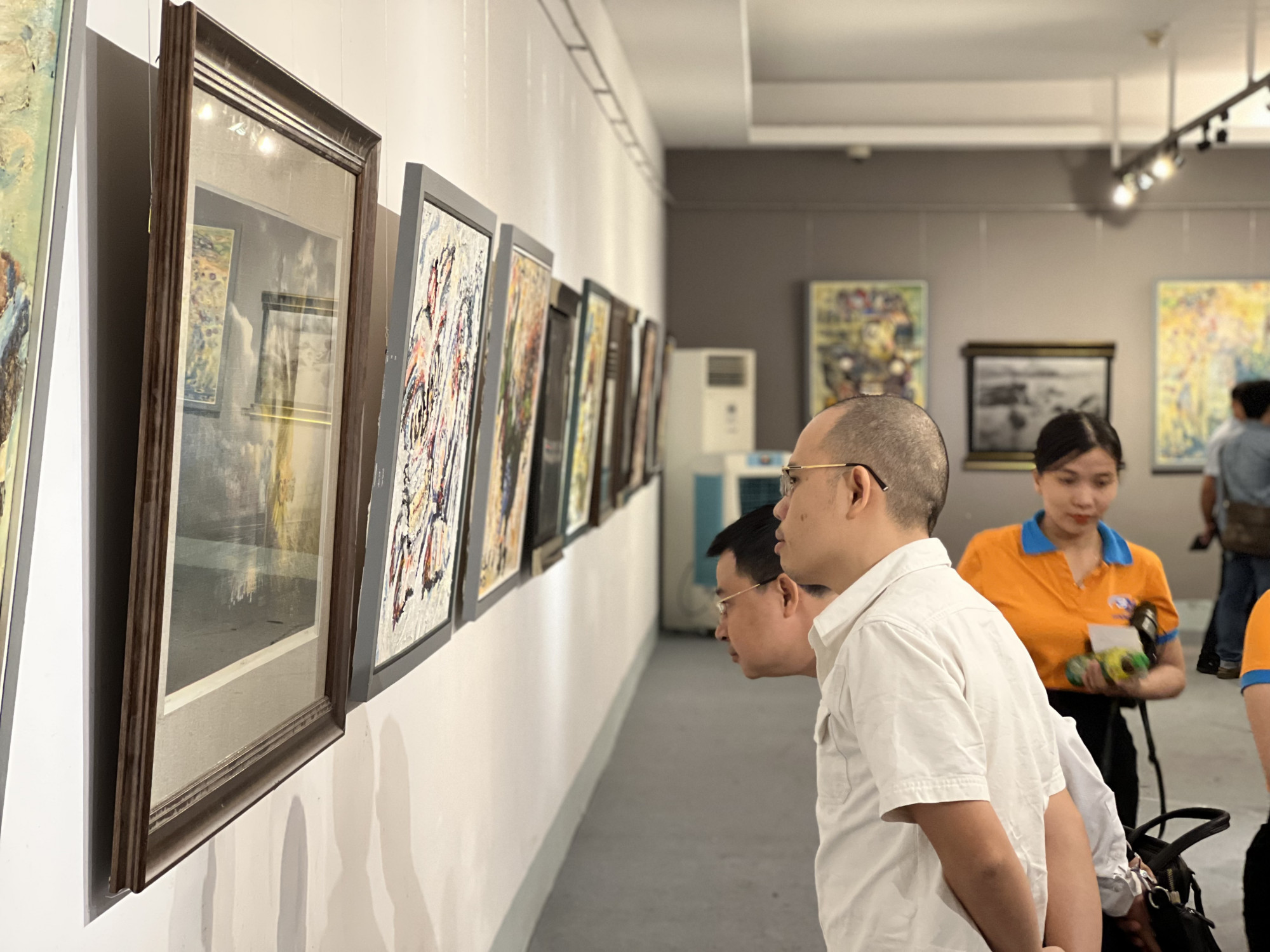 Sáng 23/12, triển lãm Vũ điệu cuộc sống - Nơi cảm xúc tìm về của 2 hoạ sĩ Trần Trọng Đạt và Nguyễn Ngọc Vinh khai mạc tại Bảo tàng Mỹ thuật TPHCM. Triển lãm gồm 76 tác phẩm. 