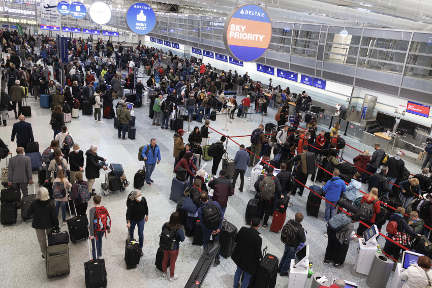 Du khách xếp hàng chờ làm thủ tục cho các chuyến bay của họ tại Sân bay MSP ở Bloomington, Minn.