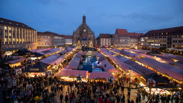 Những ánh đèn lấp lánh tô điểm cho những túp lều bằng gỗ và những cành cây ô rô mang đến không khí Giáng sinh tuyệt vời trên nhiều khu phố ở Đức.