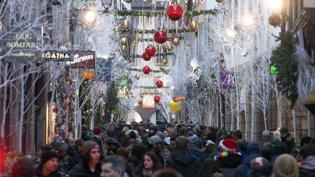 Tại Pháp, hàng ngàn bóng đèn Giáng sinh lấp lánh và đồ trang trí lễ hội tràn ngập trên nhiều tuyến phố. Nhưng du khách sẽ tìm thấy rất nhiều cảnh đẹp kỳ diệu khi lang thang qua những con hẻm nhỏ hẹp và những quảng trường xinh đẹp của thành phố.
