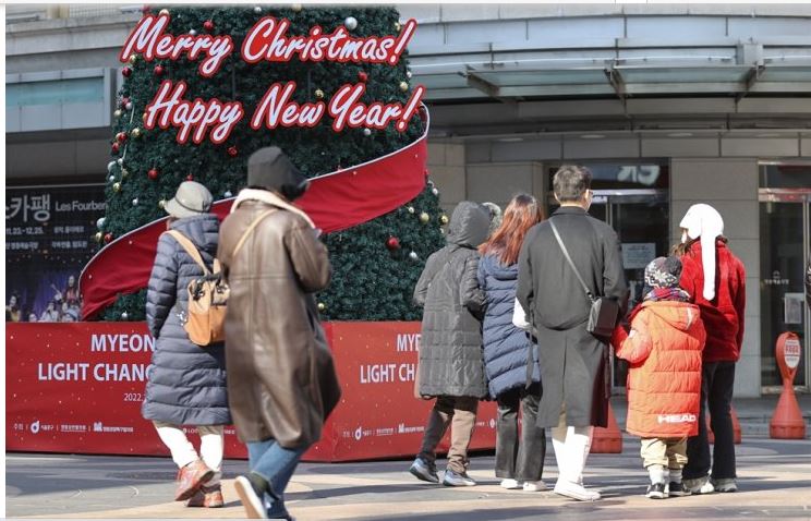 Tương tự Mỹ, Hàn Quốc cũng đang trải qua thời tiết mùa đông khắc nghiệt khi tuyết rơi dày và nhiệt độ xuống thấp. Dẫu vậy, tại nhiều trung tâm mua sắm và các khu vui chơi, không khí trang hoàng Giáng sinh vẫn vô cùng rực rỡ.
