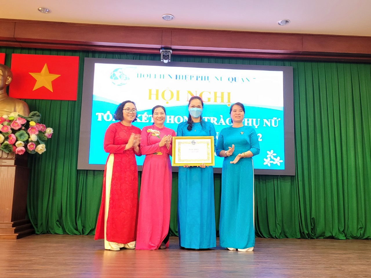 Phó Chủ tịch Hội LHPN TPHCM Nguyễn Thị Ngọc Linh (thứ hai từ trái sang) trao bằng khen của Trung ương Hội cho Hội LHPN quận 7