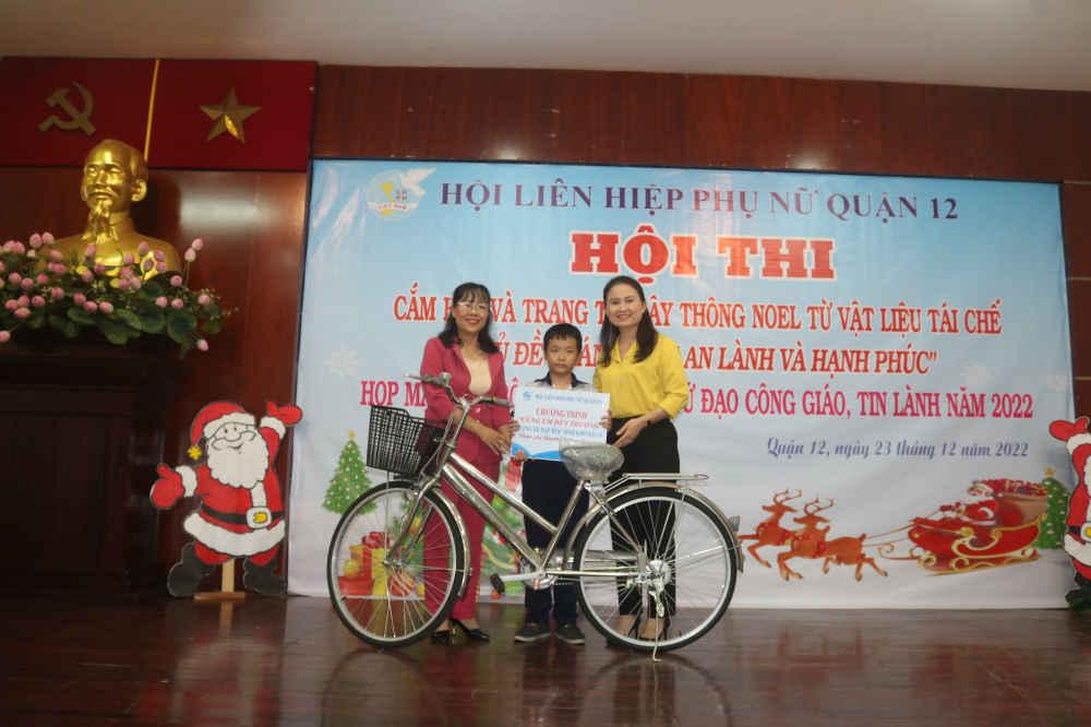 Hội cũng tặng một chiếc xe đạp tiếp sức học sinh đến trường. 