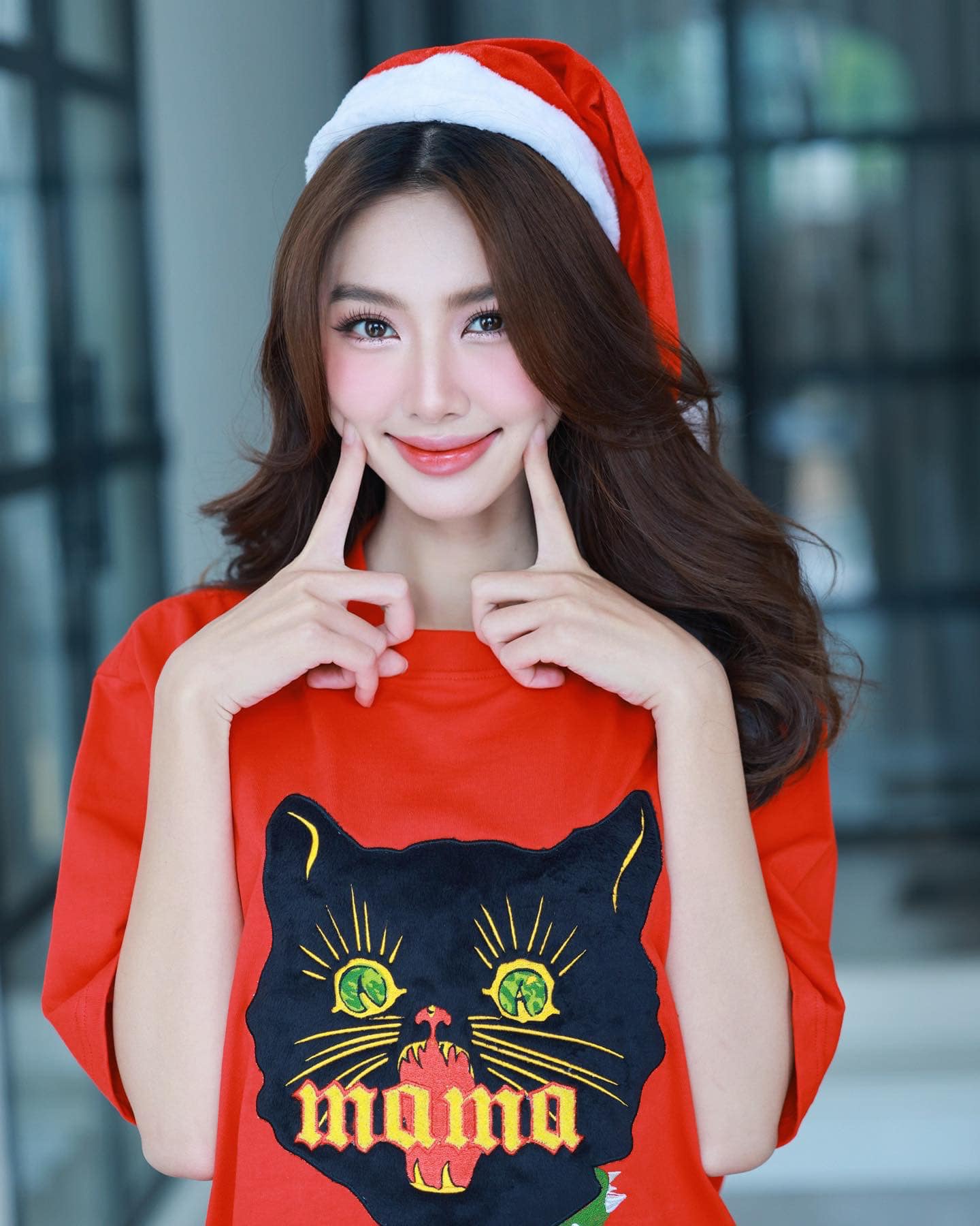 Hoa hậu Nguyễn Thúc Thuỳ Tiên đội mũ của ông già tuyết, diện áo thun đỏ rực 
