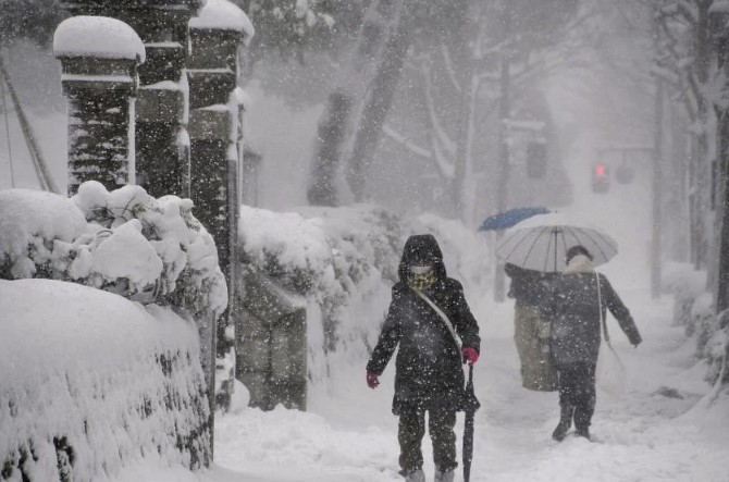 Tuyết rơi dày ở Kanazawa, thuộc tỉnh Ishikawa của Nhật Bản, vào thứ Sáu. ẢNH: REUTERS