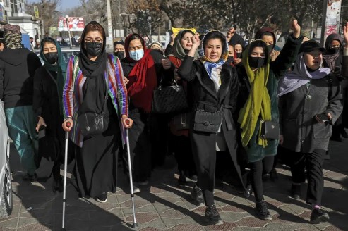 Phụ nữ Afghanistan hô khẩu hiệu trong cuộc biểu tình phản đối lệnh cấm phụ nữ học đại học, ở Kabul, Afghanistan, Thứ Năm, ngày 22 tháng 12 năm 2022. Hoa Kỳ đã lên án Taliban vì đã ra lệnh cho các nhóm phi chính phủ ở Afghanistan ngừng tuyển dụng phụ nữ, nói rằng lệnh cấm sẽ làm gián đoạn sự hỗ trợ quan trọng và cứu sống hàng triệu người. Đây là đòn giáng mới nhất vào các quyền và tự do của phụ nữ kể từ khi Taliban lên nắm quyền vào năm ngoái và tuân theo các hạn chế sâu rộng về giáo dục, việc làm, quần áo và du lịch. (AP Photo, File)