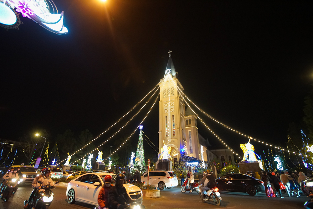 Tối và đêm 24/12, hàng ngàn người dân và du khách đổ về khu vực trung tâm thành phố Đà Lạt để đón lễ Giáng sinh