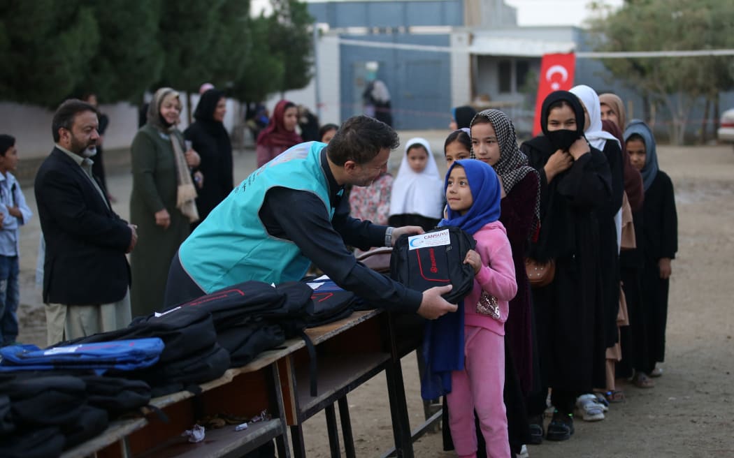 Hơn 1/2 dân số Afganistan phải sống dựa vào nguồn viện trợ nhân đạo - Ảnh: Muhammed Abdullah Kurtar/Anadolu Agency/AFP 