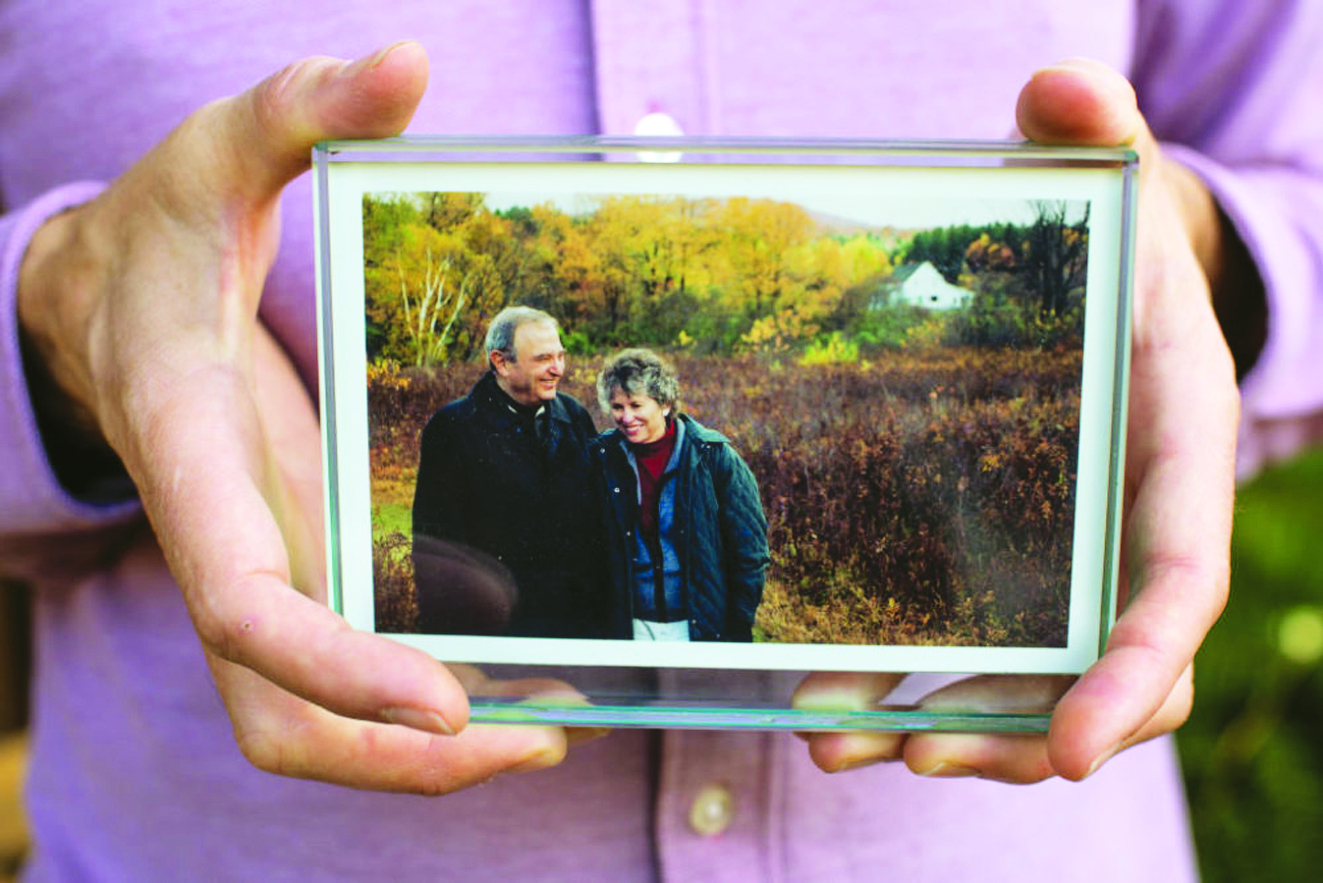 James Vlahos giữ trong tay bức ảnh của cha mẹ - John và Martha Vlahos. Để tưởng nhớ cha, Vlahos tạo ra một phần mềm chatbot cho phép ông “trò chuyện” với người cha đã mất - ẢNH: THE WASHINGTON POST