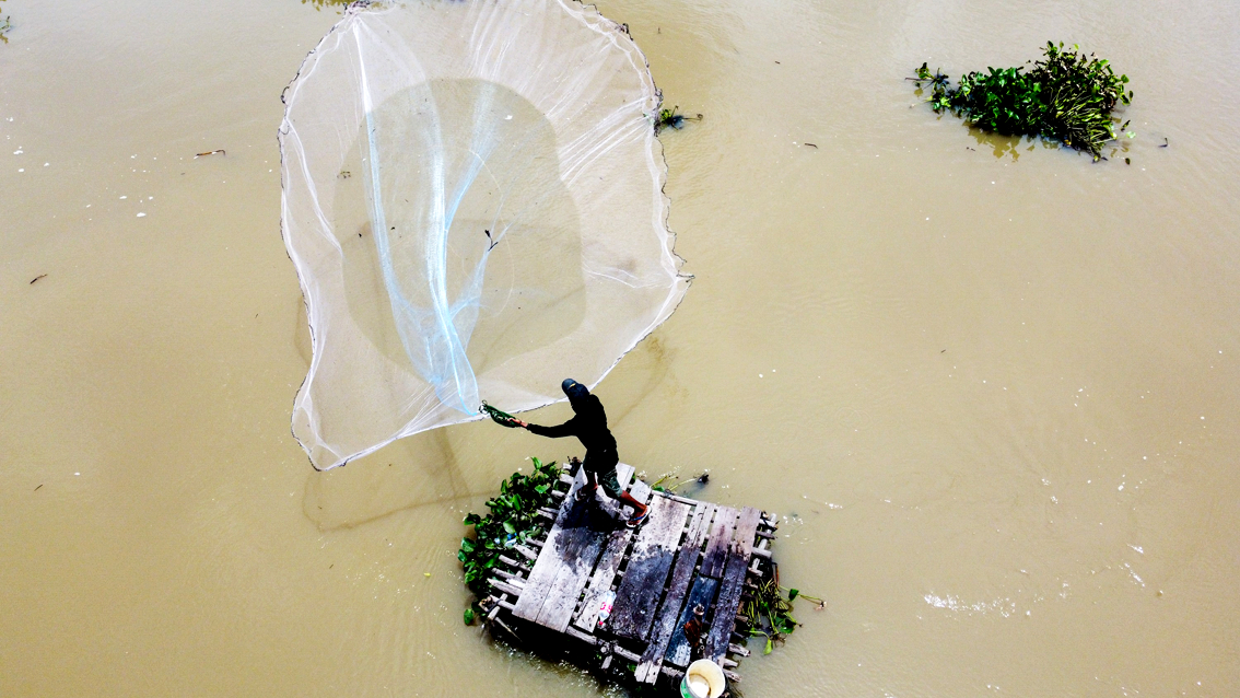 Ngư dân bủa lưới trên hồ Tonle Sap, Campuchia. Hồ Tonle Sap là ngư trường nội địa lớn nhất thế giới, chịu trách nhiệm cung cấp 70% lượng protein hằng năm của Campuchia và phụ thuộc vào nguồn nước sông Mê Kông - ẢNH: NICHOLAS MULLER/THE DIPLOMAT