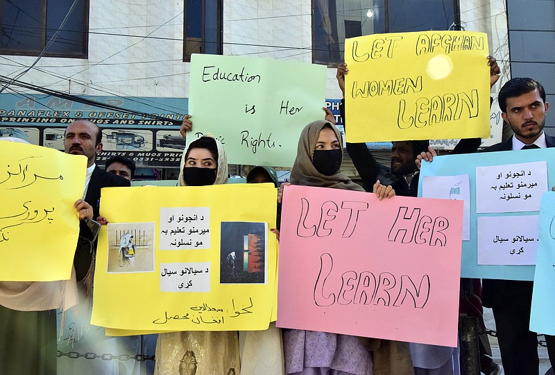 Phụ nữ Afganistan biểu tình phản đối lệnh cấm nữ sinh được học đại học - Ảnh: Arshad Butt/AP