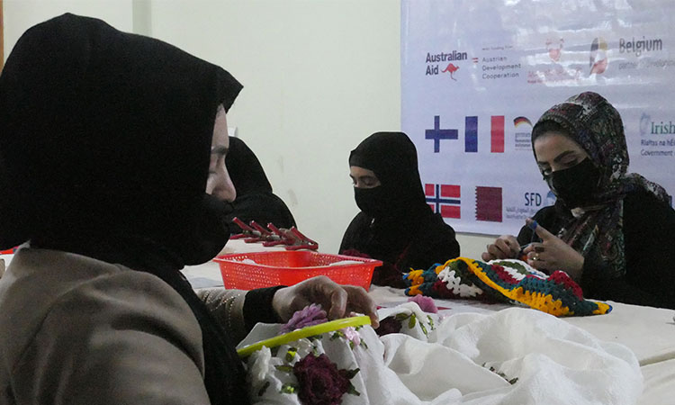 Phụ nữ Afganistan đang tham gia khóa tập huấn về kỹ năng nữ công do các tổ chức NGO hướng dẫn - Ảnh: 