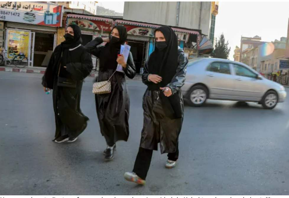 Chính quyền Taliban ban hành nhiều quy định khắt khe về ăn mặc áp đặt lên phụ nữ nước này - Ảnh: EPA/EFE