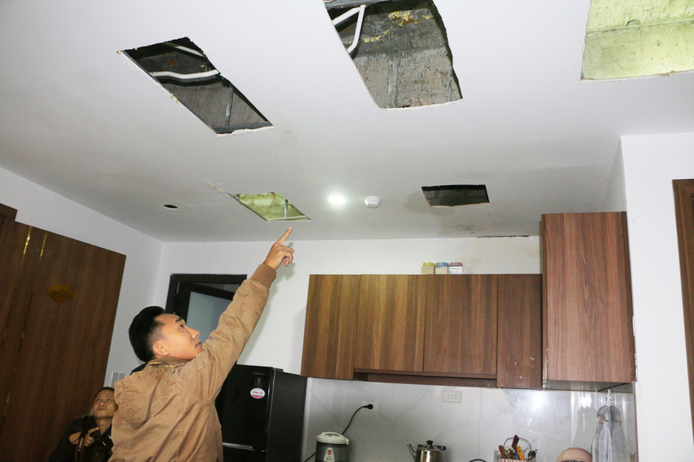 Trên trần căn hộ 9A6 của ông Phan Thanh Phong nước thấm dột triền miên