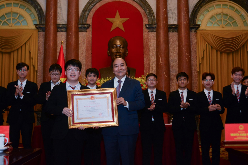 Chủ tịch nước Nguyễn Xuân Phúc trao huân chương lao động cho học sinh đạt thành tích cao