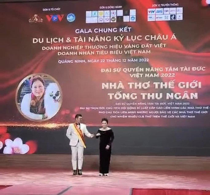 Bà Tống Thu Ngân xuất hiện tại sự kiện được tổ chức mới đây tại tỉnh Quảng Ninh với những danh xưng lạ tai gây xôn xao dư luận 