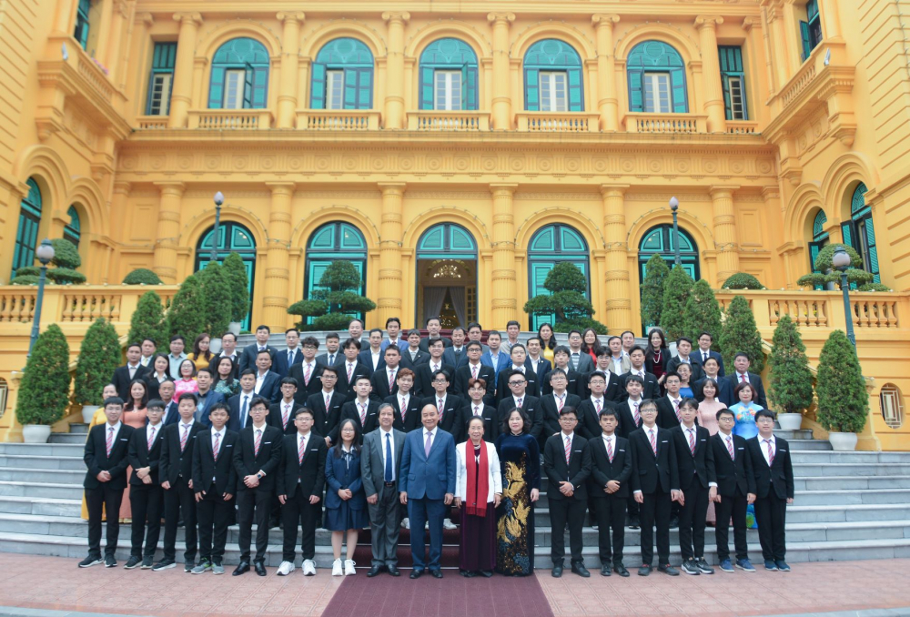 Chủ tịch nước Nguyễn Xuân Phúc chụp ảnh lưu niệm với học sinh và các đại biểu tại Phủ Chủ tịch