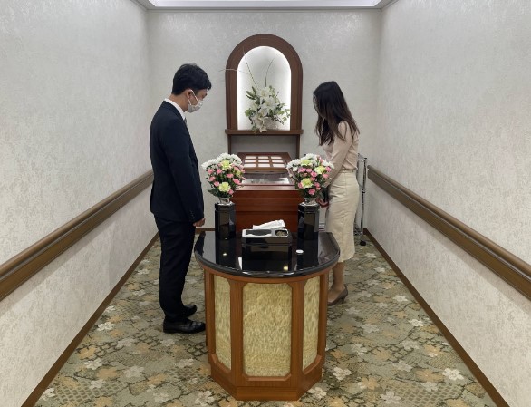 Một nghi thức dành cho người quá cố tại Lastel (khách sạn xác chết). Ảnh: Japan Times