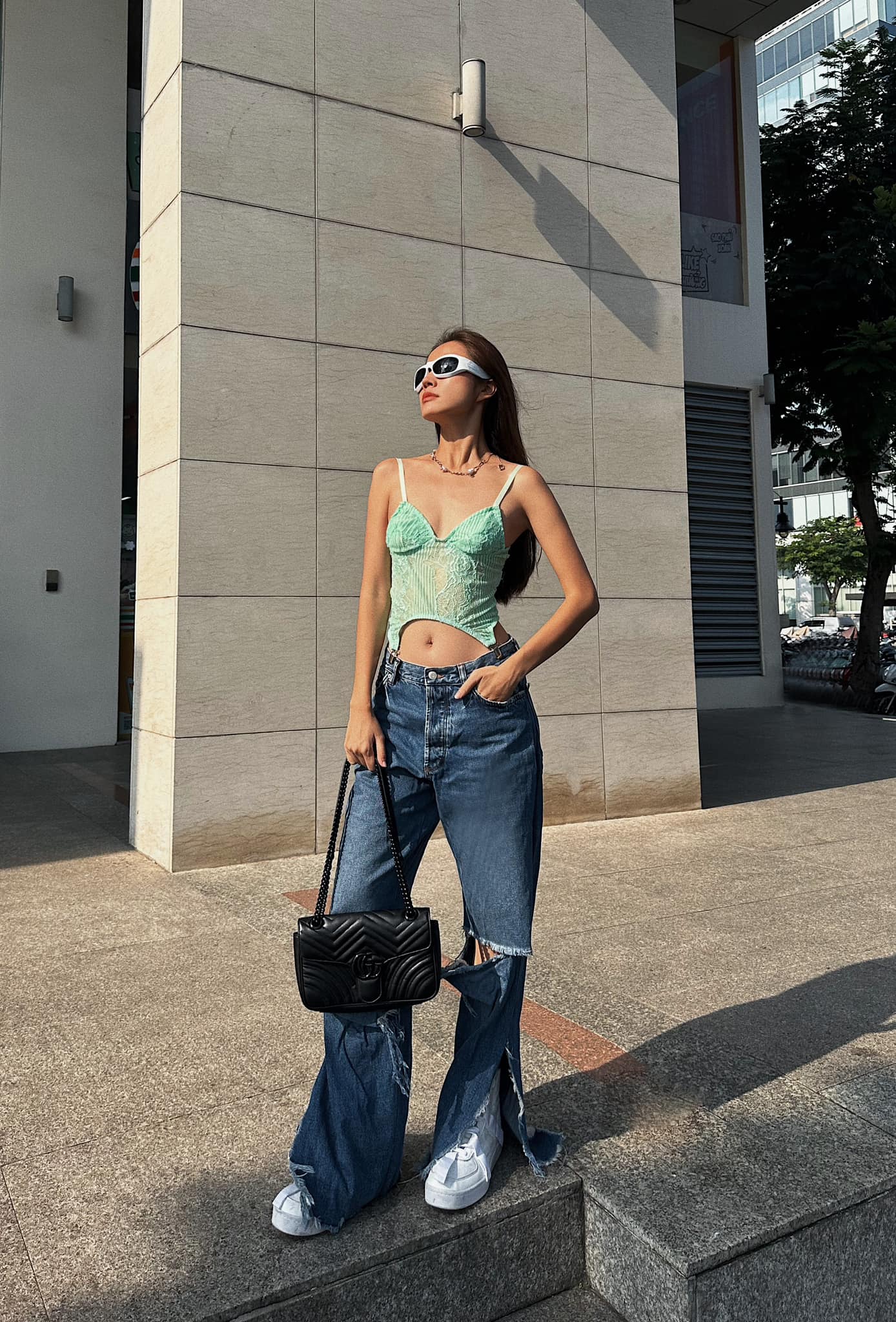 Trong cuộc sống thường nhật, Rima Thanh Vy ưa chuộng những mẫu áo crop top kết hợp với quần jean phom rộng giúp và giày bata giúp vẻ ngoài thêm phần năng động, trẻ trung.